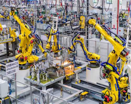 创作书法、素描、面塑等主题作品，志愿者用作品向战疫英雄致敬