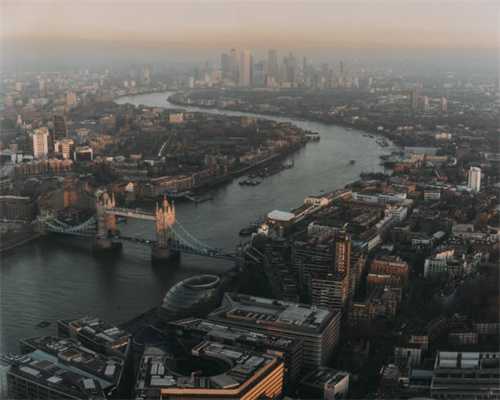 小伙带一枚铜钱鉴定，估价100万，结果专家一句话，让他脸色发青