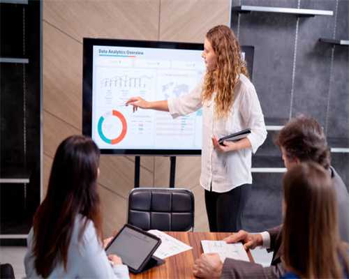 李嘉欣日本赏樱，背23万爱马仕成焦点，美貌与财力并存！