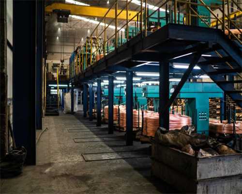 她死在了我老公怀中。车祸那天，高架桥上响起他撕心裂肺的哭声