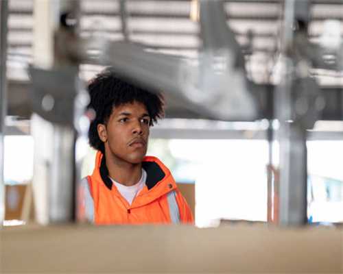 21岁女大学生嫁给66岁男子，在朋友圈高晒幸福：他比我爸对我还好